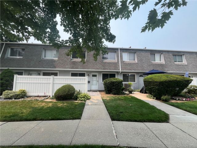  2 BR,  1.00 BTH &nbsp;Other style home in Holtsville
