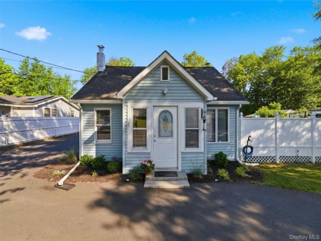  3 BR,  2.00 BTH &nbsp;Cape cod style home in Huguenot