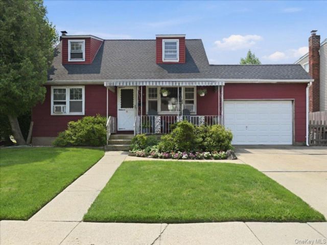  4 BR,  1.00 BTH &nbsp;Cape cod style home in Massapequa
