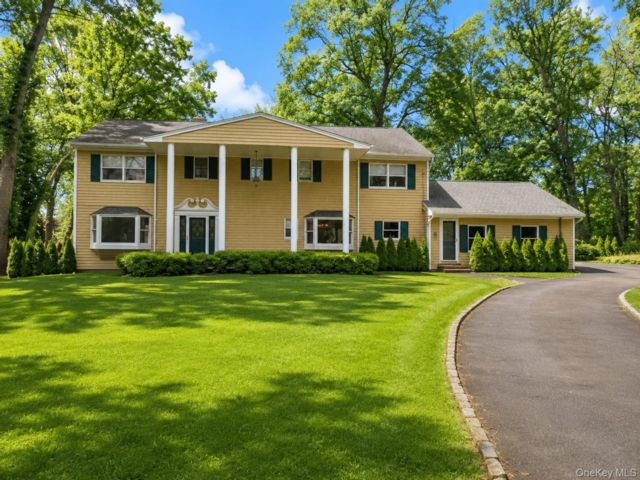 5 BR,  4.00 BTH &nbsp;Colonial style home in Oyster Bay