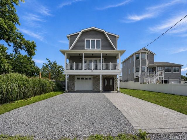  5 BR,  4.00 BTH &nbsp;Post modern style home in Lindenhurst