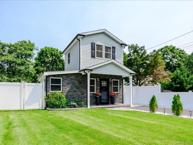  2 BR,  2.00 BTH &nbsp;A-frame style home in Hauppauge