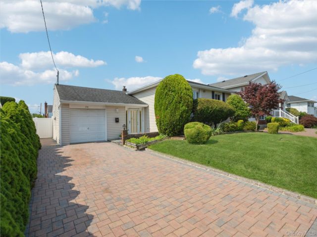  3 BR,  2.00 BTH &nbsp;Split level style home in Massapequa Park