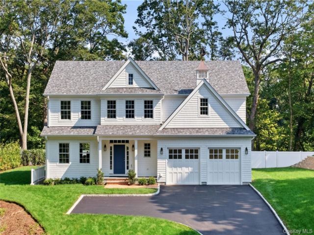  4 BR,  4.00 BTH &nbsp;Colonial style home in Cold Spring Harbor