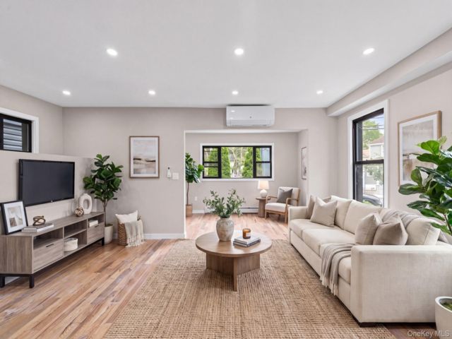  4 BR,  5.00 BTH &nbsp;Colonial style home in Queens Village