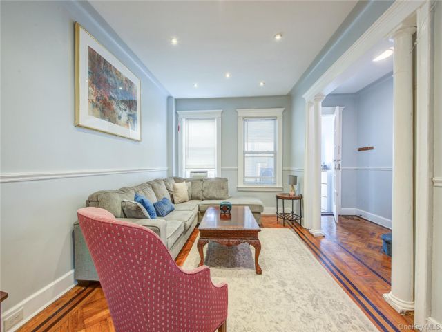  3 BR,  3.00 BTH &nbsp;Colonial style home in Woodhaven