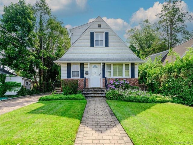  4 BR,  3.00 BTH &nbsp;Cape cod style home in New Hyde Park