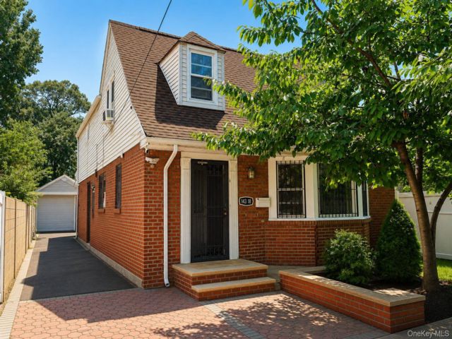  6 BR,  3.00 BTH &nbsp;House style home in Briarwood