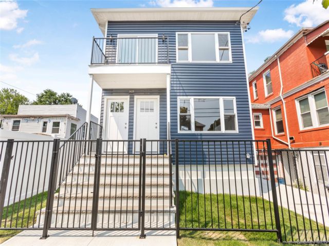  8 BR,  4.00 BTH &nbsp;House style home in Esplanade