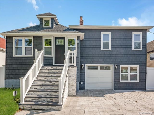  3 BR,  3.00 BTH &nbsp;Exp ranch style home in Island Park
