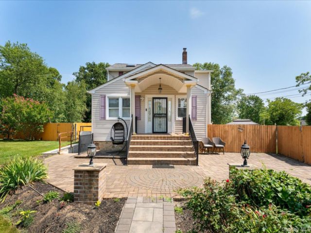  6 BR,  5.00 BTH &nbsp;Traditional style home in Bay Shore