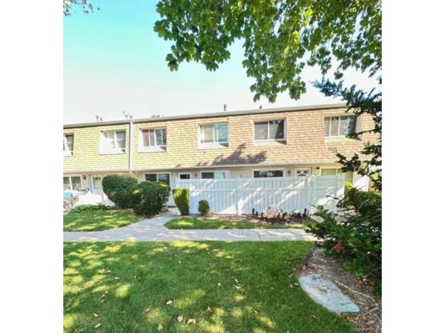  2 BR,  1.00 BTH &nbsp;Condo style home in Holtsville