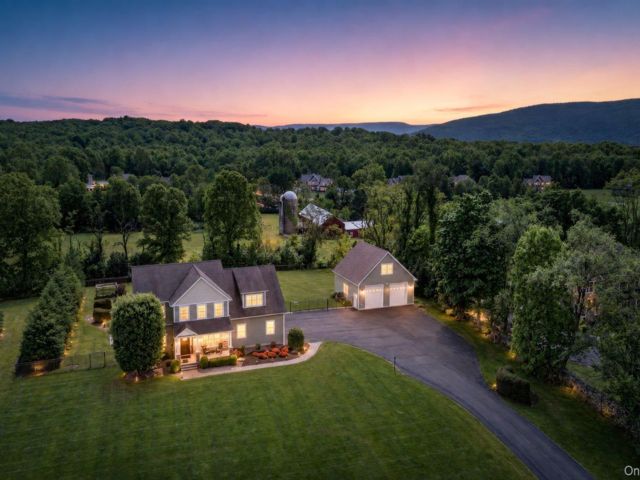  4 BR,  4.00 BTH &nbsp;Colonial style home in Salisbury Mills