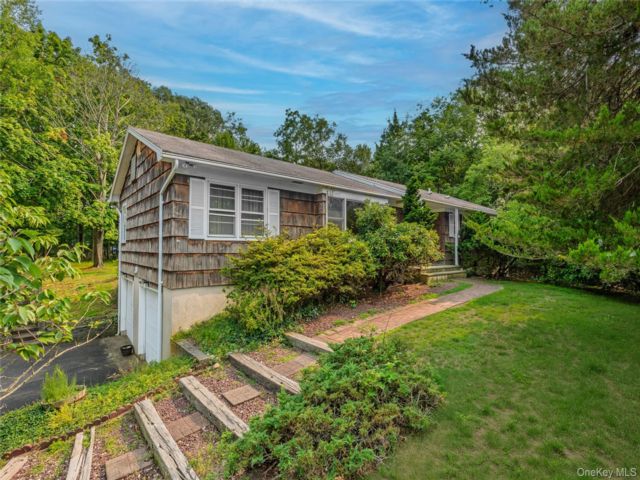  3 BR,  3.00 BTH &nbsp;Ranch style home in Miller Place