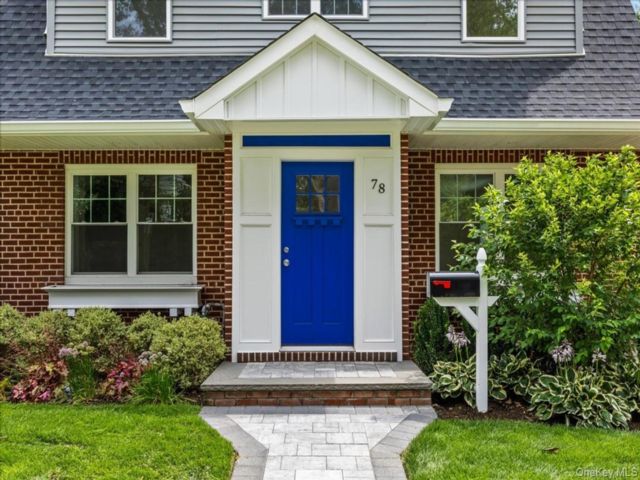  4 BR,  4.00 BTH &nbsp;Colonial style home in Floral Park