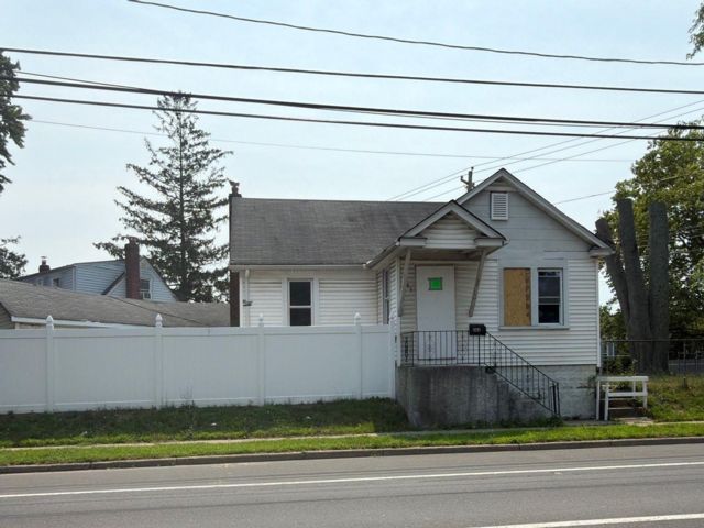  2 BR,  1.00 BTH &nbsp;Ranch style home in West Babylon