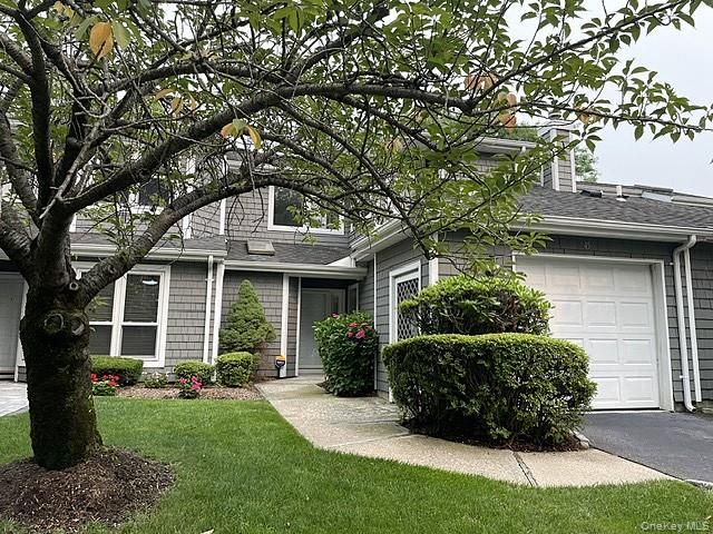  2 BR,  3.00 BTH &nbsp;Condo style home in Commack