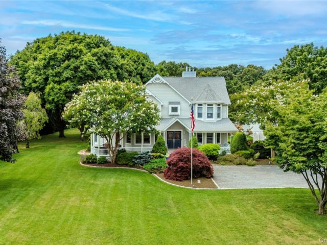  4 BR,  3.00 BTH &nbsp;Traditional style home in Cutchogue