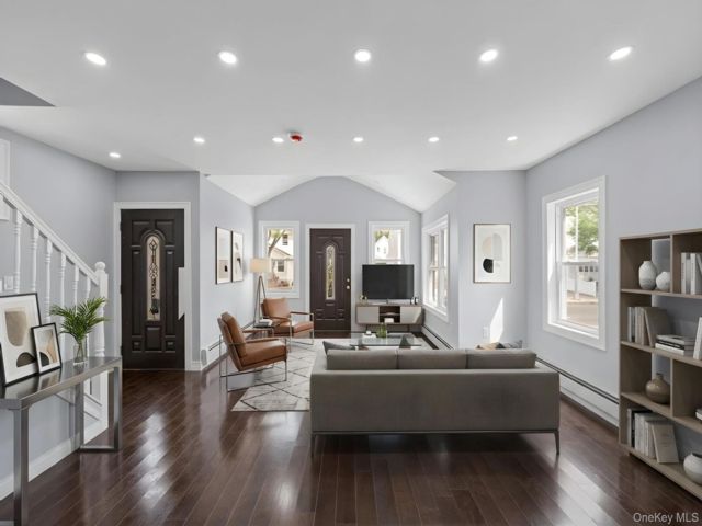  8 BR,  4.00 BTH &nbsp;Colonial style home in South Ozone Park