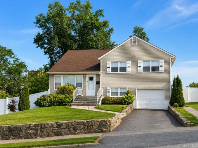  4 BR,  2.00 BTH &nbsp;Split level style home in Yonkers