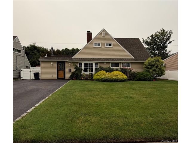  5 BR,  2.00 BTH &nbsp;Exp ranch style home in Levittown