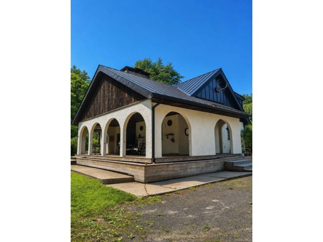  3 BR,  2.00 BTH &nbsp;Cabin style home in Napanoch
