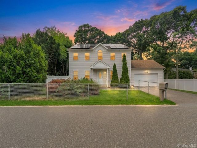  5 BR,  2.00 BTH &nbsp;Colonial style home in Holbrook