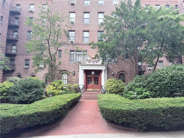  1 BR,  1.00 BTH &nbsp;Mid rise style home in Kew Gardens
