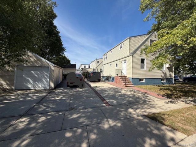  2 BR,  2.00 BTH &nbsp;Hi ranch style home in Lynbrook