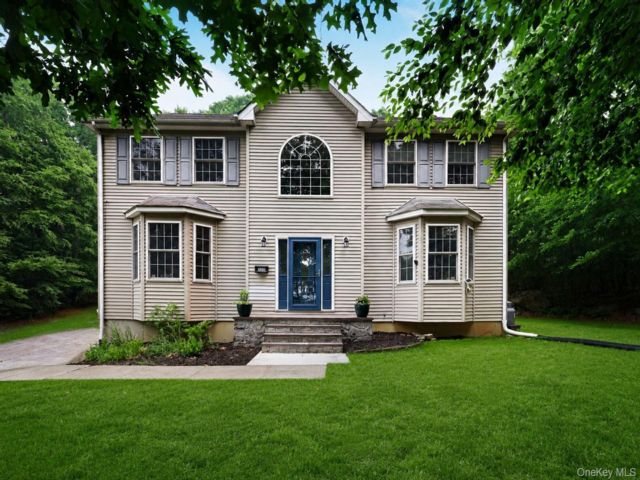  4 BR,  3.00 BTH &nbsp;Colonial style home in Middletown
