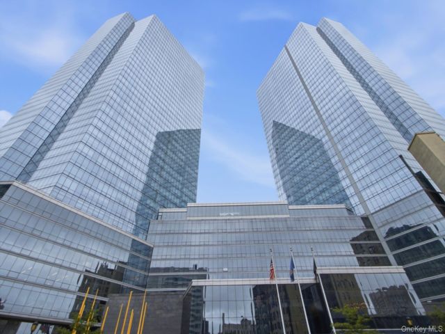  3 BR,  4.00 BTH &nbsp;High rise style home in White Plains