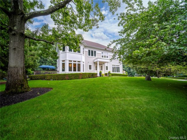  8 BR,  7.00 BTH &nbsp;Colonial style home in Spring Valley