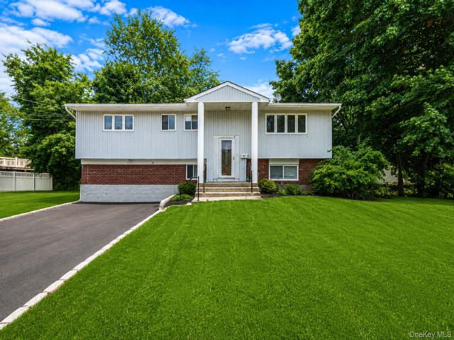  6 BR,  4.00 BTH &nbsp;Hi ranch style home in Deer Park