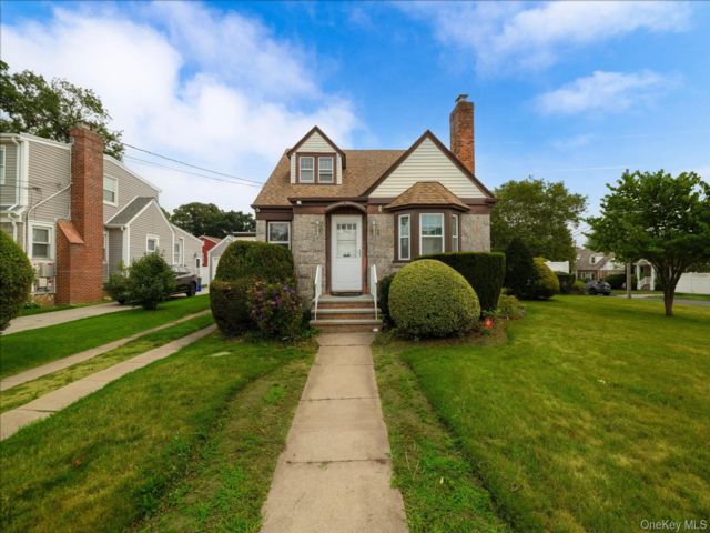  4 BR,  2.00 BTH &nbsp;Cape cod style home in Baldwin