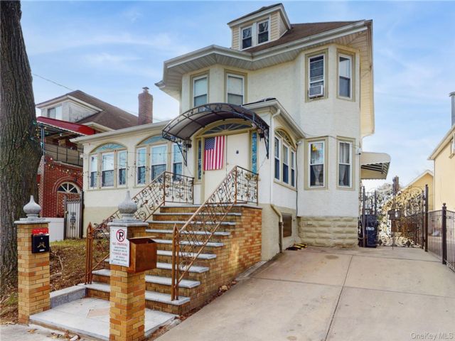  4 BR,  3.00 BTH &nbsp;Colonial style home in East Elmhurst