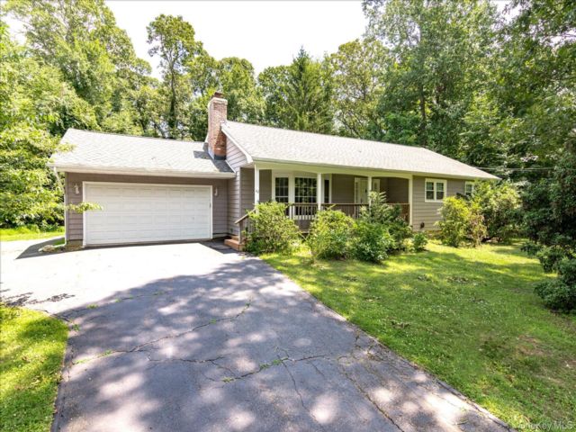  3 BR,  3.00 BTH &nbsp;Ranch style home in Stony Brook