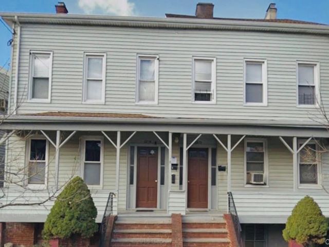  8 BR,  6.00 BTH &nbsp;House style home in College Point