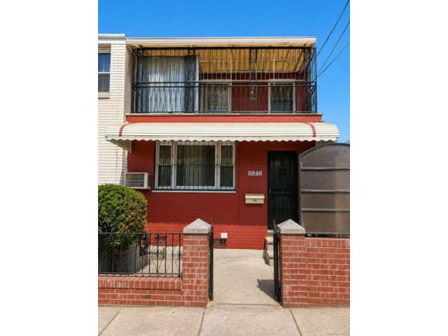 3 BR,  1.00 BTH &nbsp;Colonial style home in Woodside