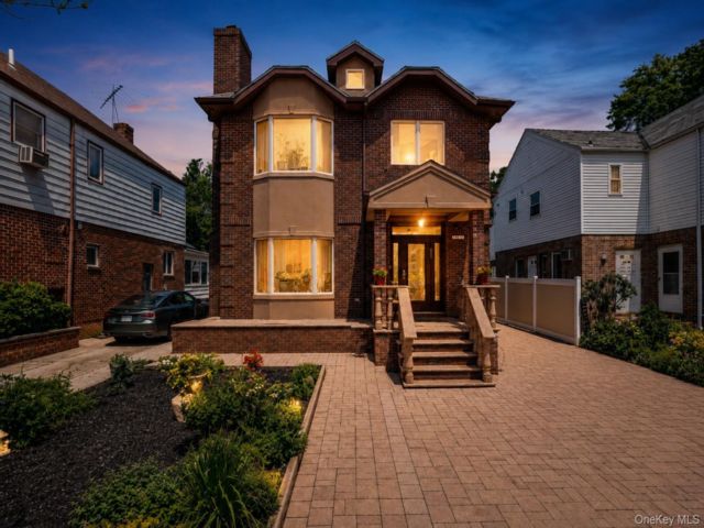  4 BR,  4.00 BTH &nbsp;Colonial style home in Kew Garden Hills