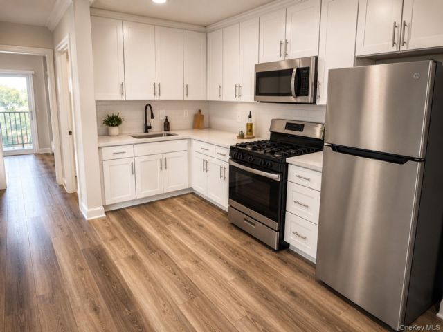 11 BR,  5.00 BTH &nbsp;House style home in Far Rockaway