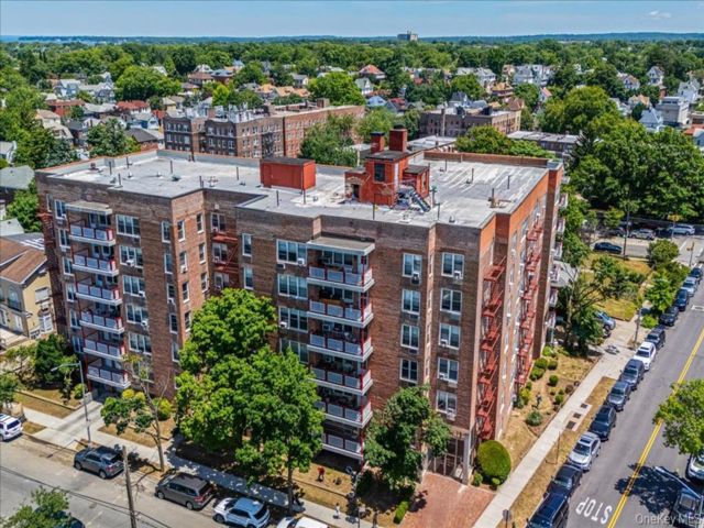 2 BR,  2.00 BTH &nbsp;Mid rise style home in Flushing