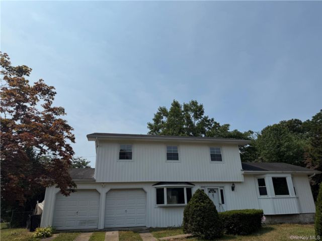  4 BR,  3.00 BTH &nbsp;Modern style home in Wheatley Heights