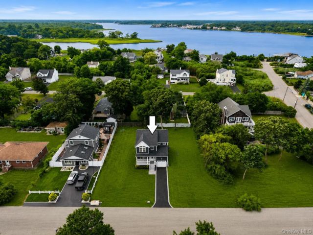  3 BR,  3.00 BTH &nbsp;Colonial style home in Mastic Beach