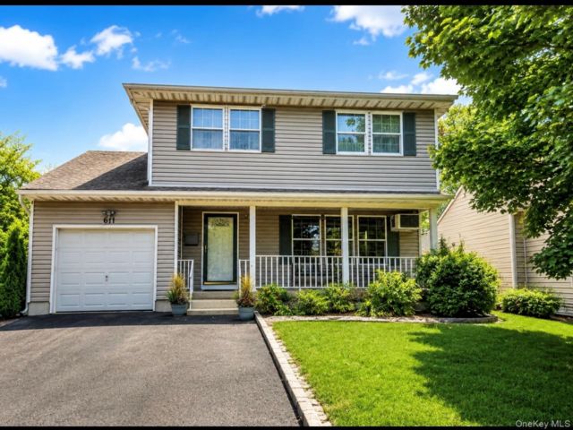  4 BR,  4.00 BTH &nbsp;Colonial style home in West Babylon