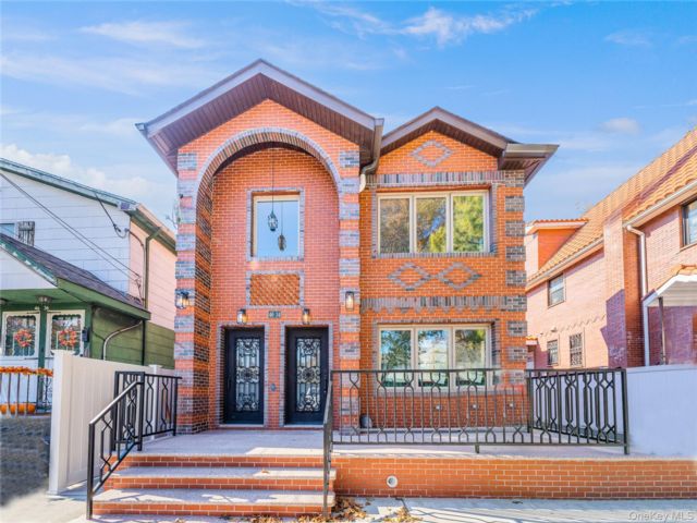  4 BR,  2.00 BTH &nbsp;Colonial style home in Bayside