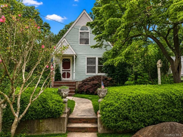  3 BR,  2.00 BTH &nbsp;Cape cod style home in Rocky Point