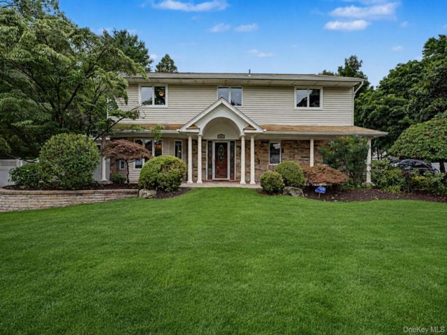  5 BR,  3.00 BTH &nbsp;Splanch style home in East Northport