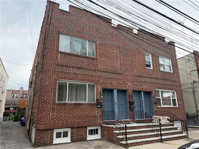  6 BR,  2.00 BTH &nbsp;House style home in Bayside