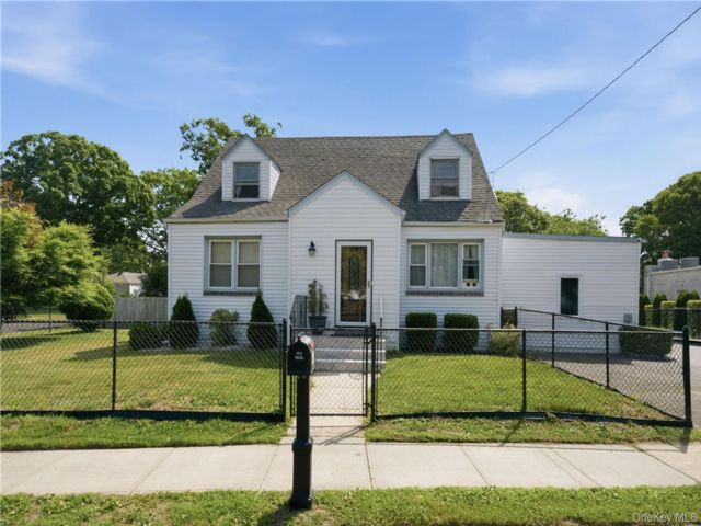  4 BR,  2.00 BTH &nbsp;House style home in Brentwood