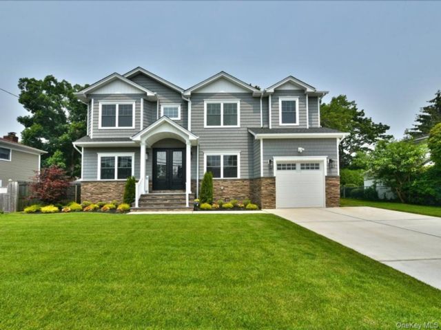  5 BR,  5.00 BTH &nbsp;Colonial style home in Massapequa